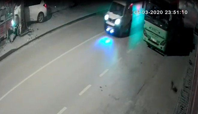 Kediye çarpmamak için direksiyon kırınca iş yerine girdi