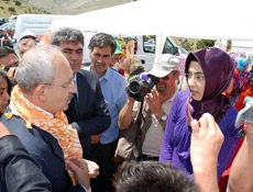 Başörtülü öğrenci Kılıçdaroğlu`nu terletti