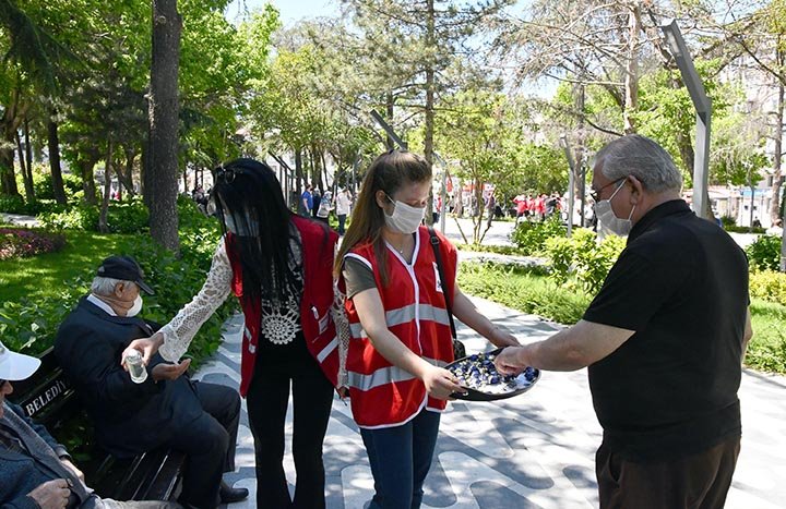 Kızılay’dan 65 yaş üstü vatandaşlara bayram şekeri ikramı