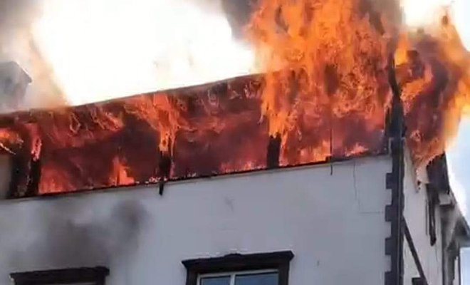 Kocaeli'de tripleks evin 2 katı, alev alev yandı