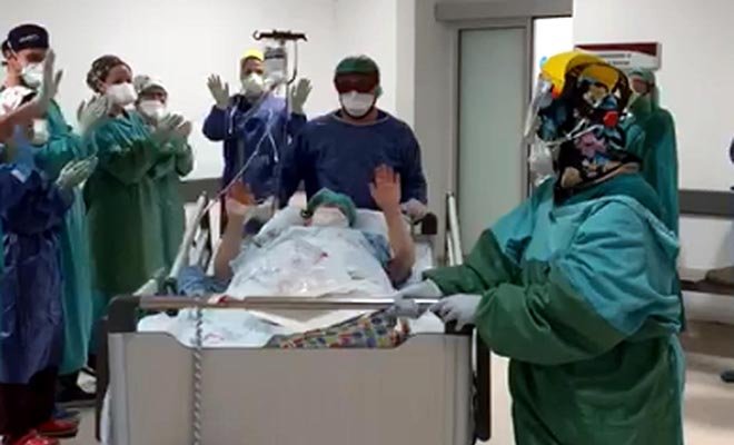 Koronavirüsü yendi, alkışlarla yoğun bakımdan çıktı