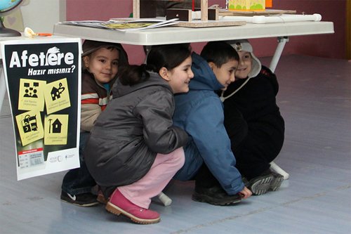 Küçükçekmeceli miniklere deprem eğitimi 