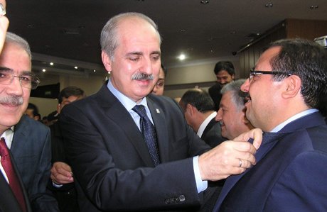 Kurtulmuş,AK Parti'ye katılanlara rozet taktı.