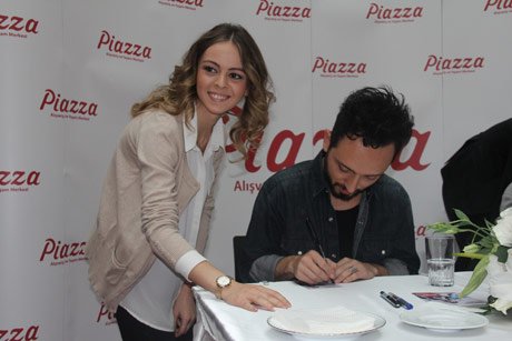 Mabel Matiz Piazza’da imza töreni düzenledi