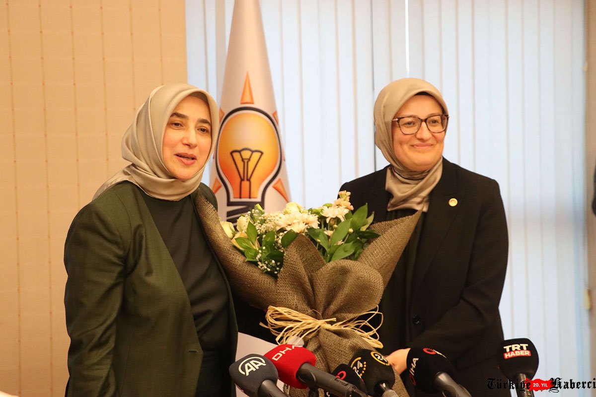  Mahir Ünal, koltuğuna, Özlem Zengin getirildi.