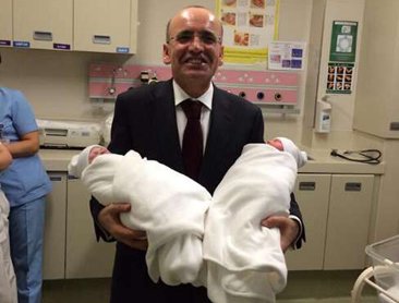 Maliye Bakanı Mehmet Şimşek, ikiz babası oldu. 