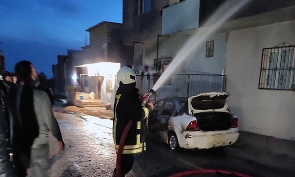Mardin'de otomobil, yangın sonrası hurdaya döndü
