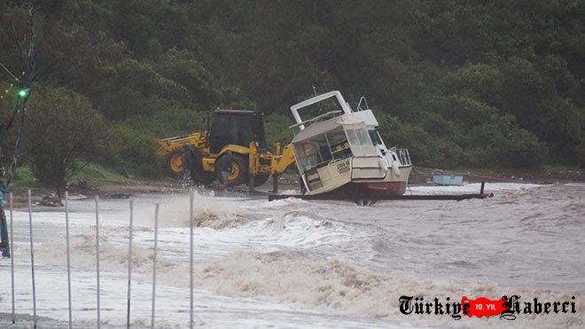 Marmaris’te ahşap tekne karaya oturdu
