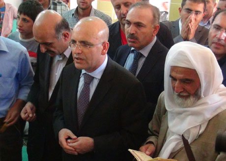  Mehmet Şimşek, barış ve huzuru için dua etti. 