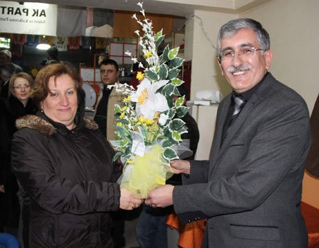 MHP'den AK Parti İlçe Başkanına çiçek