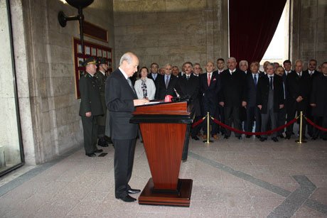 MHP yönetimi Anıtkabir’i ziyaret etti. 