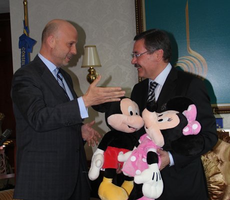 Mickey Mouse, Gökçek’i ziyaret etti. 