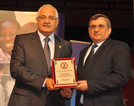 Milletvekili Mehmet Erdoğan'a plaket 