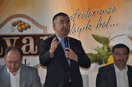 Milli Savunma Bakanı İsmet Yılmaz