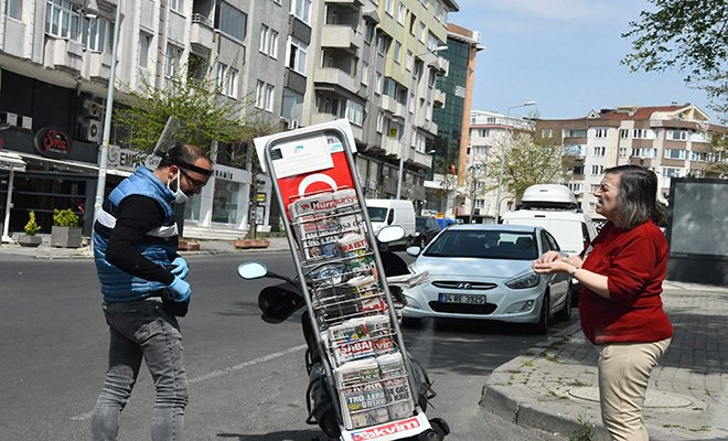 Motosikletinde marşlar çalarak gazete satıyor