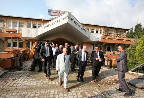 Mutlu,Küçükçekmece’de  okulları gezdi