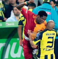 Keita 'Etkisiz' Kaldığı İçin Yumruk Attı!