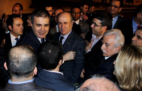 Ömer Çelik, Adana’da davul zurna ile karşılandı.