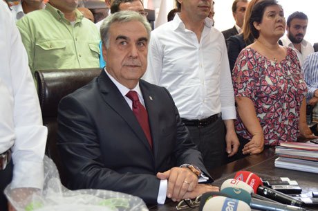 Ömer Cihad Akay tekrar koltuğuna oturdu. 