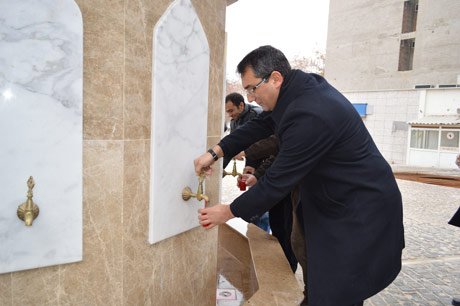 Osmanlı Çeşmesi'nden  şerbet aktı