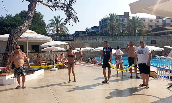 Otellerde köpük sosislerle sosyal mesafeli halay