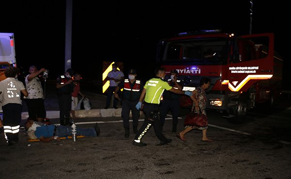 Otomobil kamyona arkadan çarptı: 5 yaralı