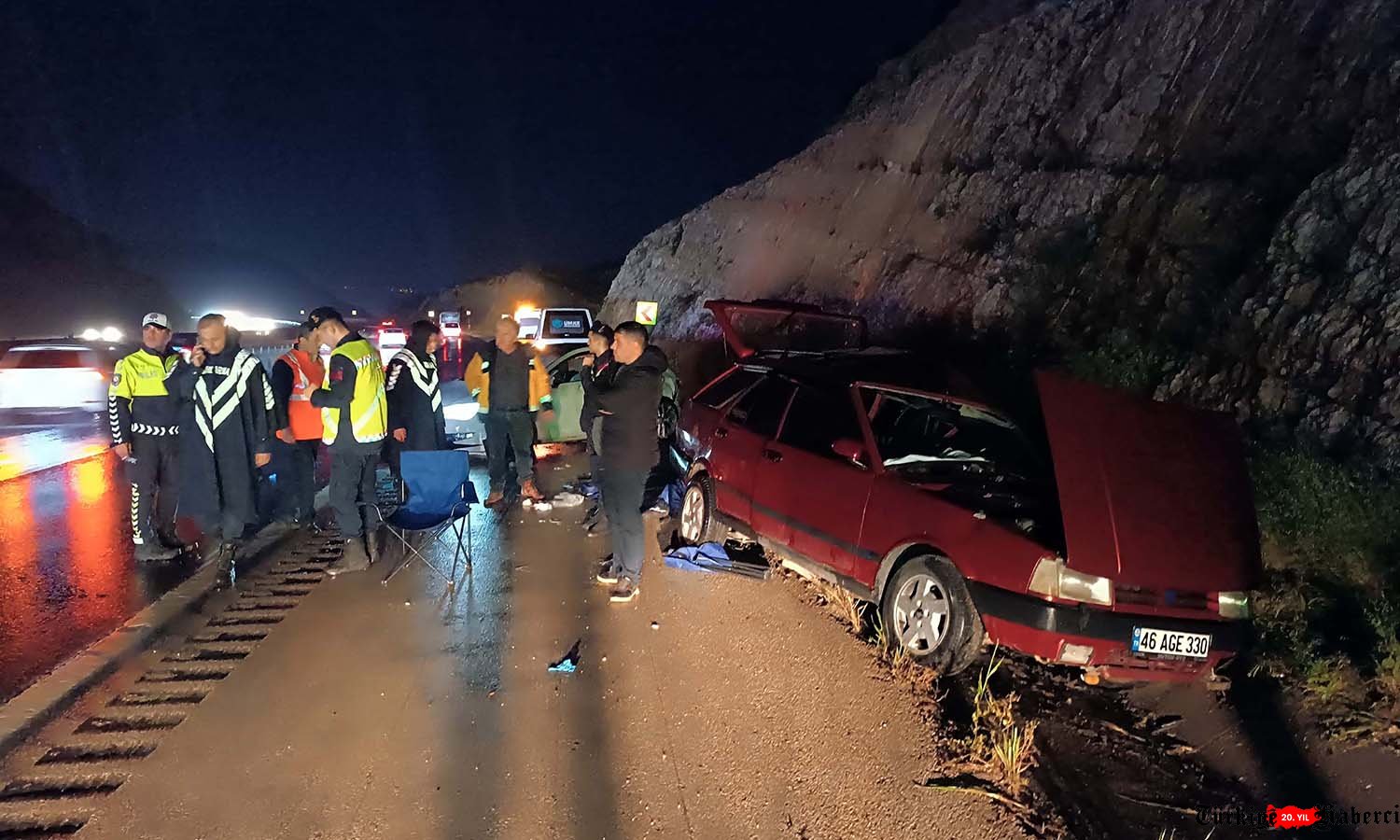 Otomobil, kaza yapan araca çarptı: 2 ölü 7 yaralı
