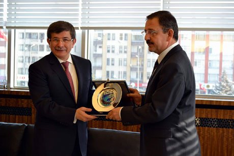 Özhaseki, Bakan Davutoğlu'na ibrik hediye etti. 