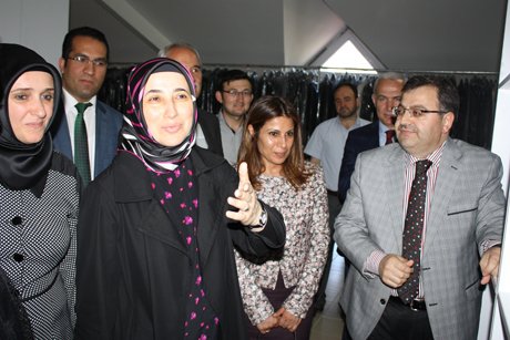 Özlem Zengin, İyilik Merkezi’ni ziyaret etti. 