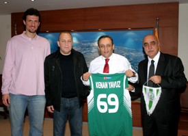 Aliağa Petkimspor basketbolcularından Genel Müdür Kenan Yavuz`a başarı sözü ve 69 numaralı forma