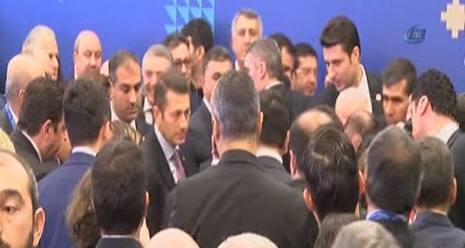 Programda bayılan kadınla Başbakan Davutoğlu ilgilendi
