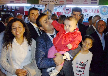 Rabia bebek Bakan Suat Kılıç’ın burnunu sıktı. 