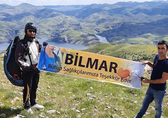 Raman Dağı'nda sağlık çalışanları için pankart açtılar
