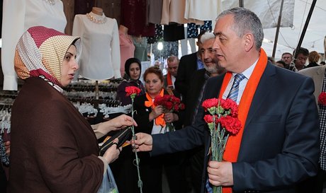 Remzi Aydın, vatandaşlara kırmızı karanfil dağıttı.