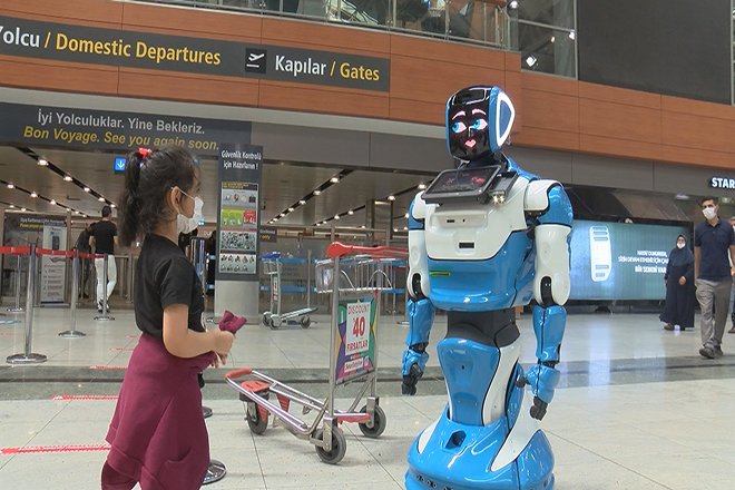 Sabiha Gökçen'de yolculara robotlu bilgilendirmesi