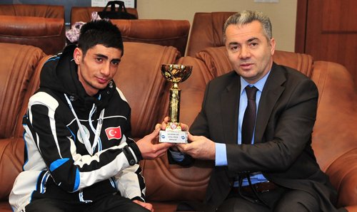 Şampiyon sporcuya ödül