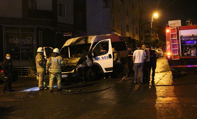 Sancaktepe'de park halindeki minibüs alev alev yandı