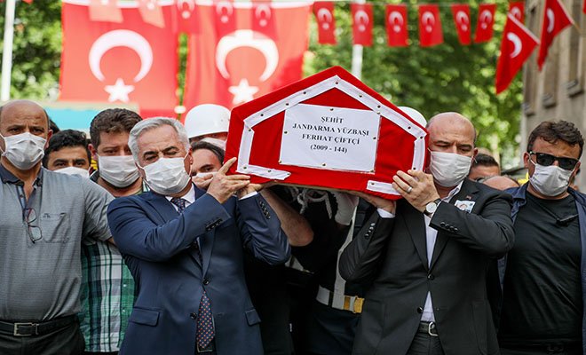 Şehidin tabutunu Bakan Soylu da omuzladı