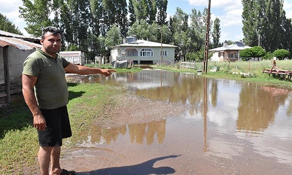 Su borusu patladı, arazi ve evlerin bahçelerini su bastı