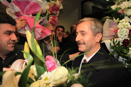 Tahmazoğlu, havaalanında çiçeklerle karşılandı.