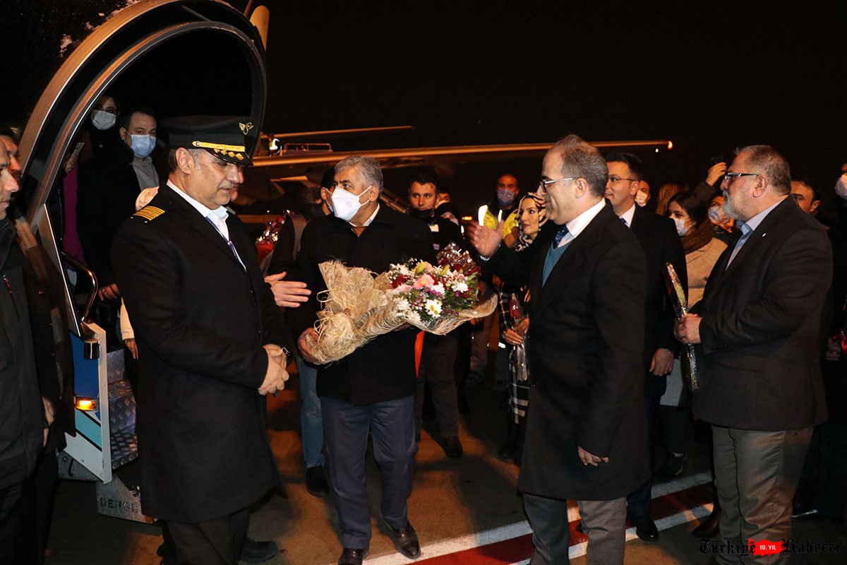 Tahran uçağı Van'da halay ve çiçeklerle karşılandı