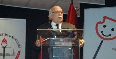 Tarih kitapları tek tek elden geçiriliyor