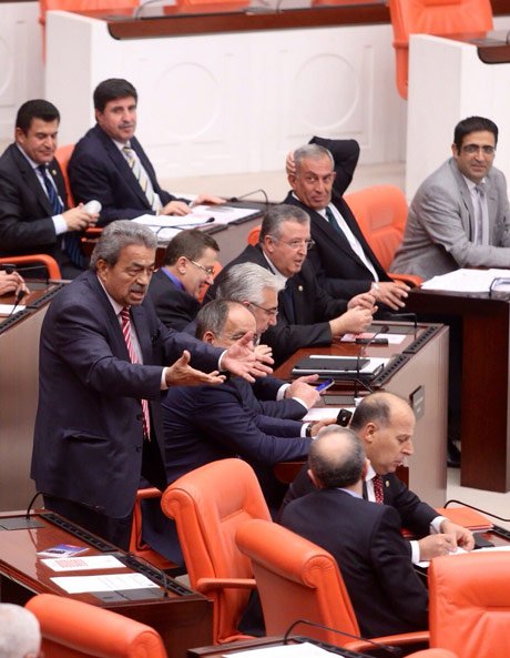 TBMM Genel Kurulu'nda Kamer Genç'e Tepki
