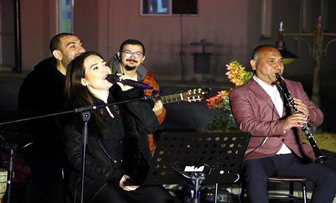 Sibel hanım, aşık olduğu şarkıcı Nazlı hanımla evlendi.