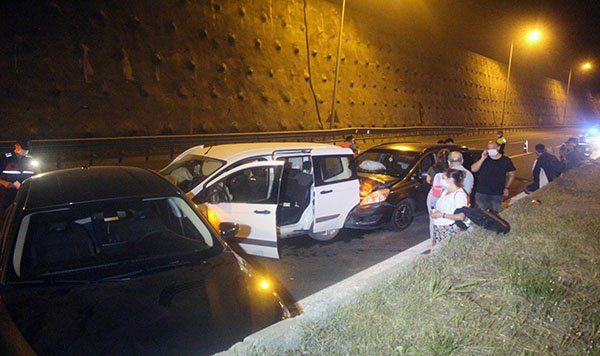 TEM'de 4 otomobil çarpıştı: 3 yaralı