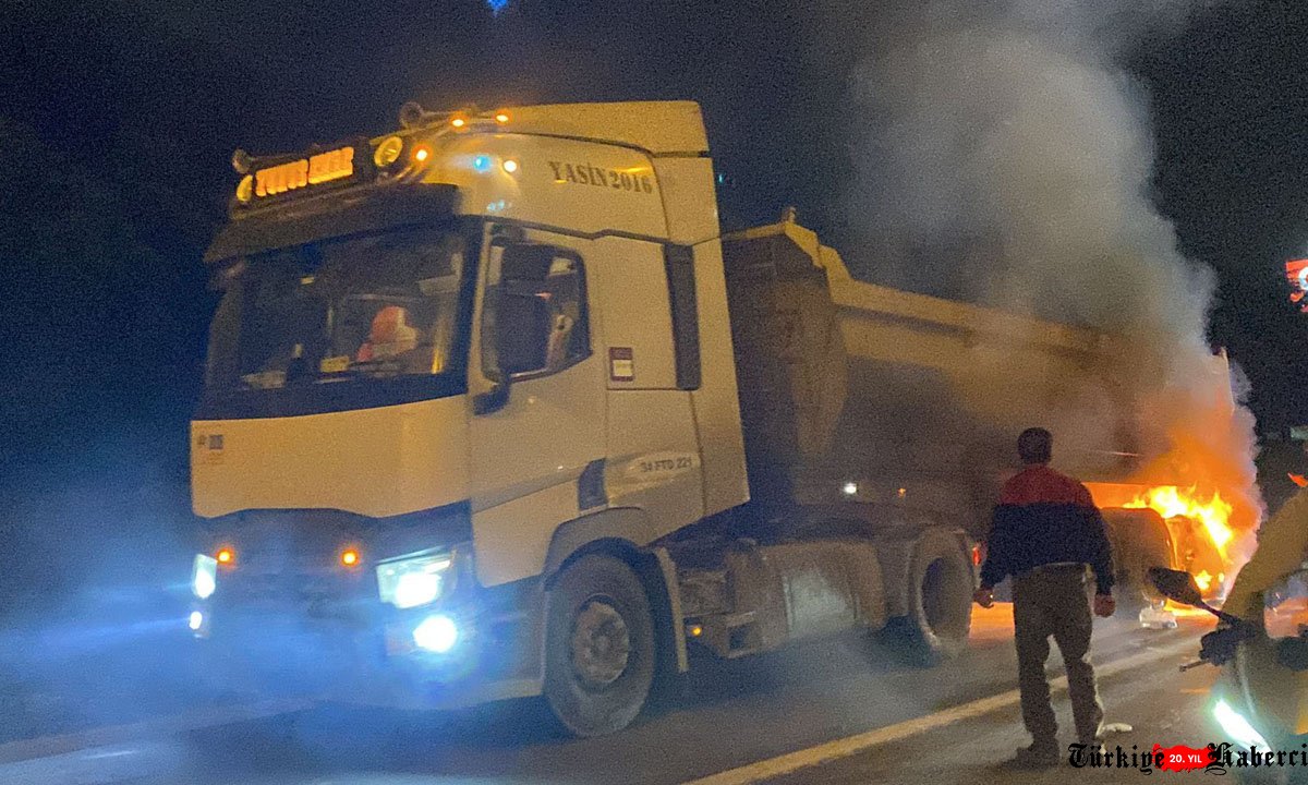 TEM Otoyolu'nda hafriyat kamyonu alev alev yandı
