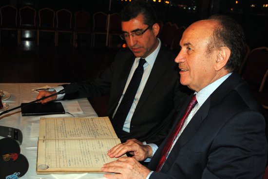 Topbaş, imzalarının olduğu defteri görünce şaşırdı. 