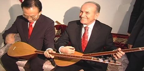 Topbaş ve Choe Kwang-Shik birlikte saz çaldı