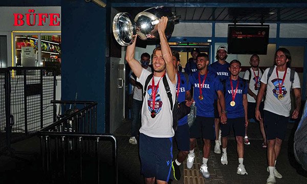 Trabzonspor, havalimanında coşkuyla karşılandı