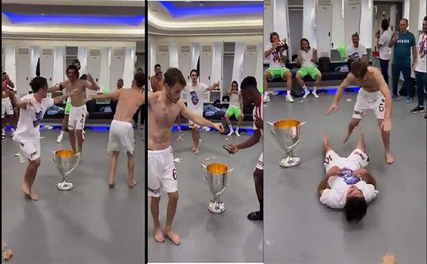 Trabzonsporlu futbolcular soyunma odasında şampiyonluğu kutladı